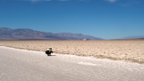 在沙漠的路上休息的女人 · 免费素材视频