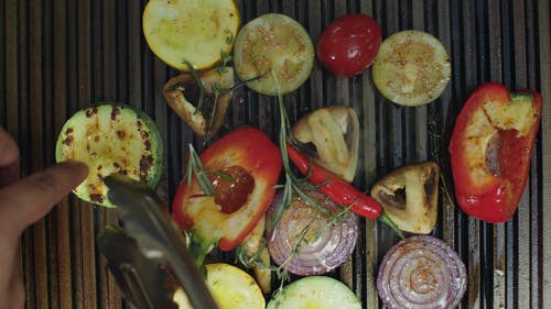 各种蔬菜被烤 · 免费素材视频