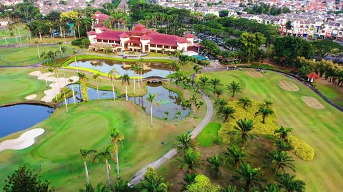 带有高尔夫球场的度假酒店的无人机画面 · 免费素材视频