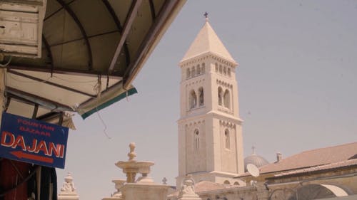 低角度的教堂塔楼 · 免费素材视频