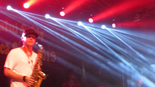 唱歌时绿色裤子跳舞的女人 · 免费素材视频