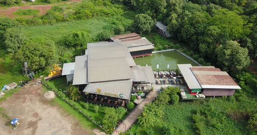 一栋建筑物在农村地区的鸟瞰图 · 免费素材视频