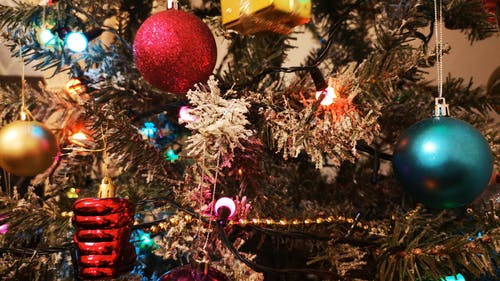 挂在圣诞树上的装饰圣诞节装饰 · 免费素材视频