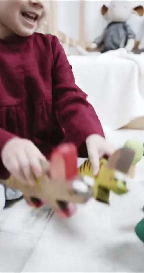 孩子们玩木制动物玩具 · 免费素材视频