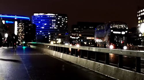 在人行天桥上行走的人和车辆行驶的夜间视频 · 免费素材视频