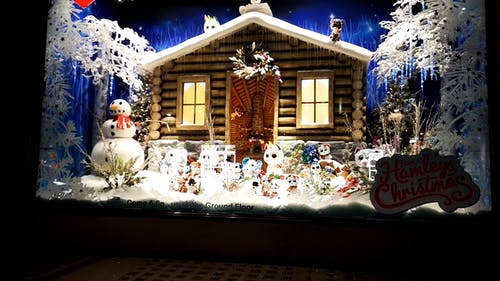 哈姆利斯玩具商店在伦敦的圣诞节橱窗陈列 · 免费素材视频