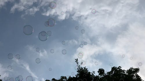 肥皂水在空气中漂浮的气泡 · 免费素材视频