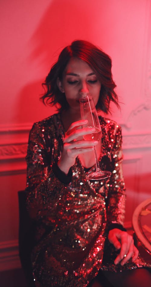 一个女人在聚会中喝一杯香槟 · 免费素材视频