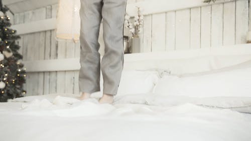 一个孩子在床上跳来跳去 · 免费素材视频