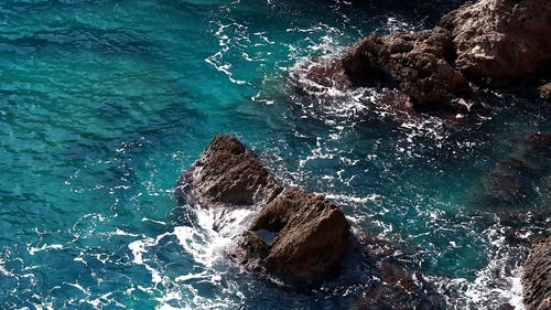 海浪冲向岩石 · 免费素材视频