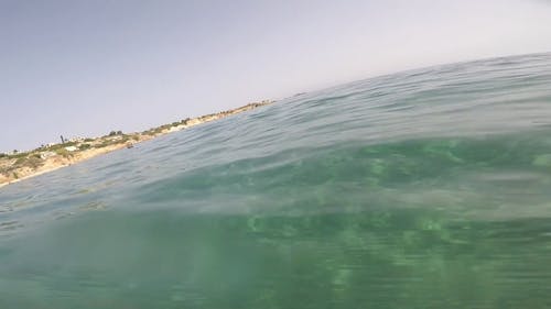 一个人在海水里游泳 · 免费素材视频