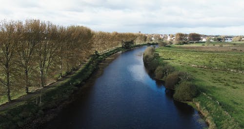 与河平行建造的道路 · 免费素材视频
