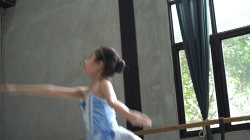 蓝色芭蕾舞短裙做芭蕾舞的女孩 · 免费素材视频