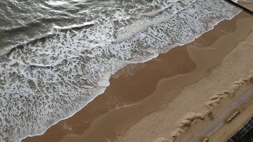 海滩的波浪的高角度镜头 · 免费素材视频