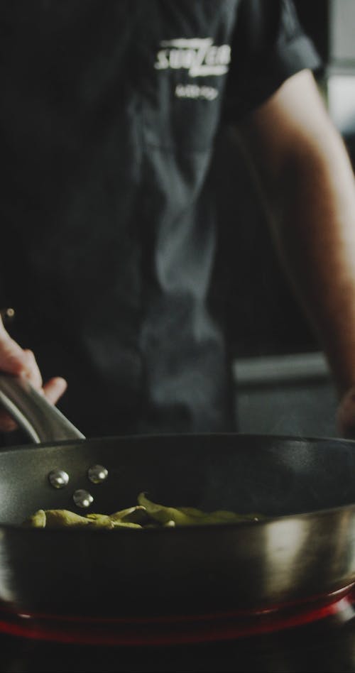 一个人在锅里翻转煮熟的大豆豆荚 · 免费素材视频