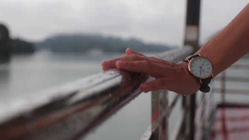 一个人碰湿的钢栏杆的视频 · 免费素材视频