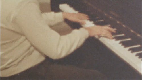一个人用钢琴演奏音乐 · 免费素材视频