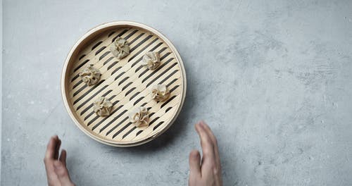 新鲜的点心放在竹蒸盘上做饭 · 免费素材视频