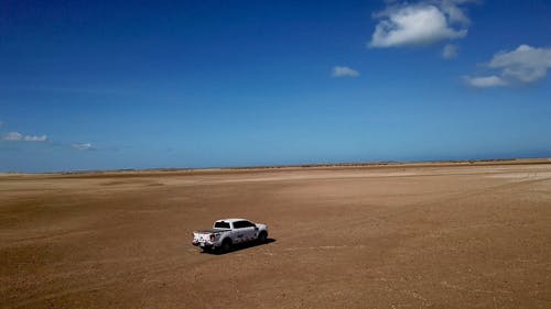一辆卡车在沙漠上行驶 · 免费素材视频