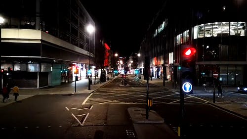 乘坐公共巴士在伦敦街上夜游 · 免费素材视频