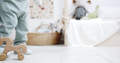 一个孩子拉着轮子的弦马玩具 · 免费素材视频