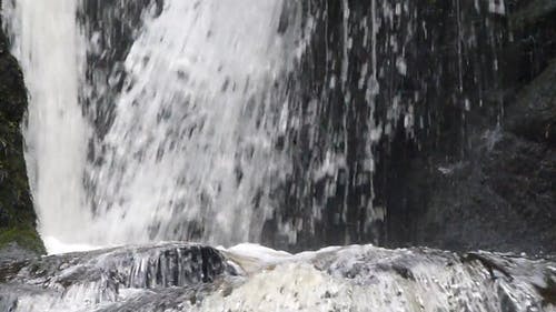 河流从流域的水流 · 免费素材视频