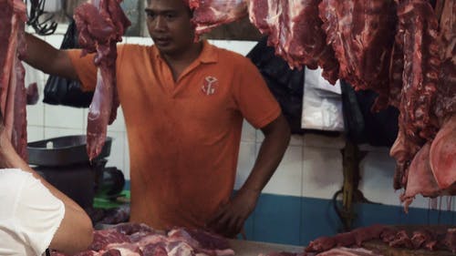 在市场上卖肉类产品的人 · 免费素材视频