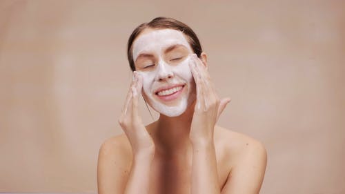 女人洗她的脸 · 免费素材视频