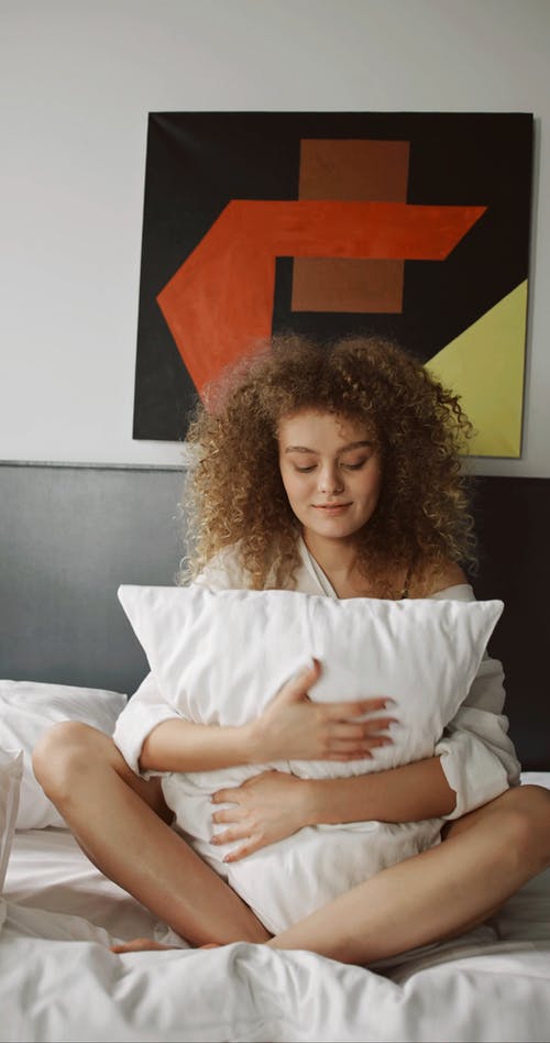 有关举手, 卧床休息, 双腿交叉的免费素材视频