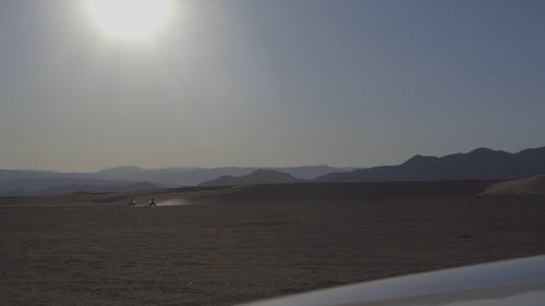 越野车在沙漠中的全地形车上 · 免费素材视频