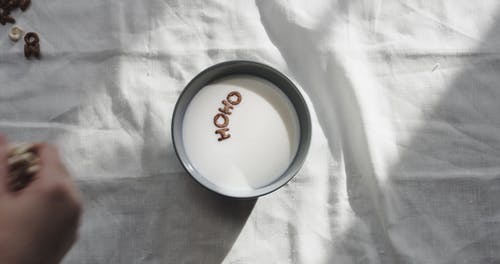 一碗牛奶浇谷物制成的字母字母 · 免费素材视频