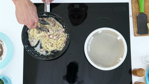 一个男人准备奶油面食 · 免费素材视频