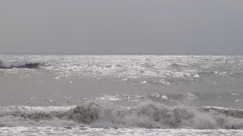 强烈的海浪拍打着海滩岸边 · 免费素材视频