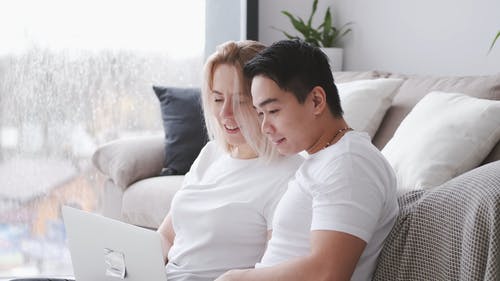 有关人, 呆在家里, 坐下的免费素材视频