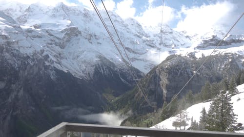 缆车使用钢缆到达高山滑雪场 · 免费素材视频