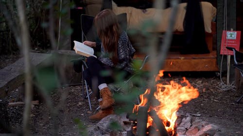 在森林小屋里享受放松的一天 · 免费素材视频