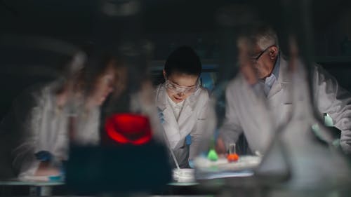 科学家们正在讨论他们正在研究的液体样品 · 免费素材视频