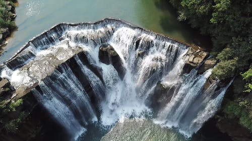 瀑布的顶视图镜头 · 免费素材视频