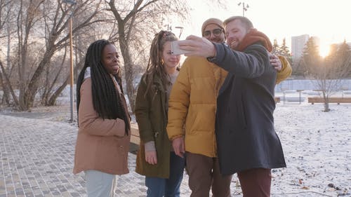 一个人与小组自拍照合影是手机 · 免费素材视频