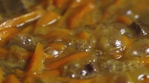 沸腾的南瓜棒放在液体肉汤上 · 免费素材视频