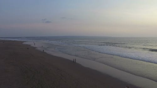 海滩海岸线的无人机画面 · 免费素材视频