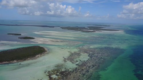 海浅水区的群岛群 · 免费素材视频