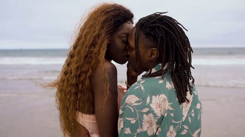 一对情侣在海滩上热情地接吻 · 免费素材视频