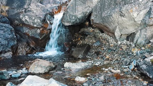 天然泉水顺着岩石层层叠叠 · 免费素材视频