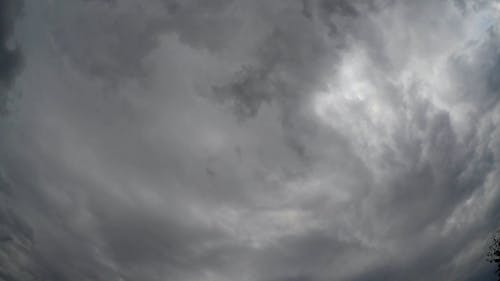 天空上方的黑暗雨云形成 · 免费素材视频