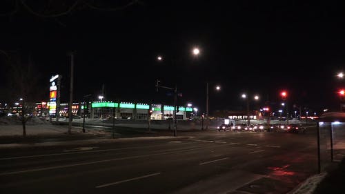 晚上在一条主要道路上的交通延时录像 · 免费素材视频