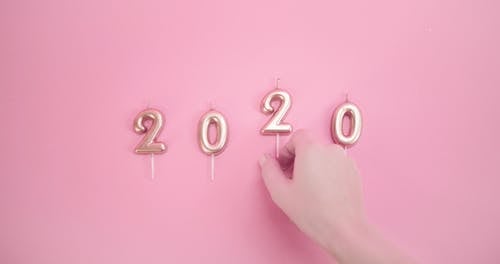 2020年蜡烛在粉红色的背景上 · 免费素材视频