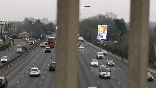 伦敦高速公路上的机动车交通 · 免费素材视频
