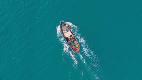 无人机跟踪用于捕鱼的木制机动船 · 免费素材视频