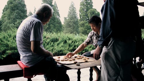 两名男子玩棋盘游戏 · 免费素材视频